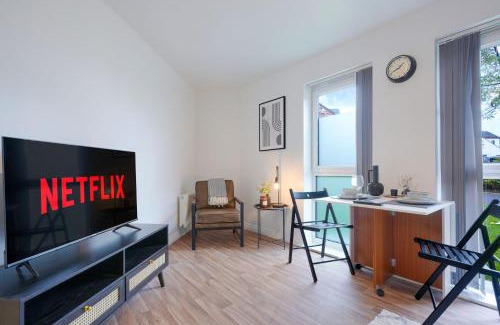 Coventry Apartment | Modern Apartment - Walking Distance to the City Centre - Free Parking, Fast Wi-Fi and Smart TV with Netflix by Yoko Property
