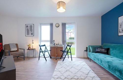 Coventry Apartment | Modern Apartment - Walking Distance to the City Centre - Free Parking, Fast Wi-Fi and Smart TV with Netflix by Yoko Property
