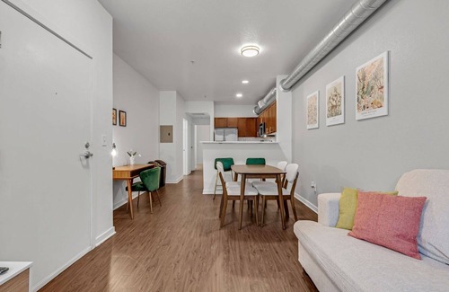 Wonderland Lake Apartment | Modern Apartment with Amenities 102