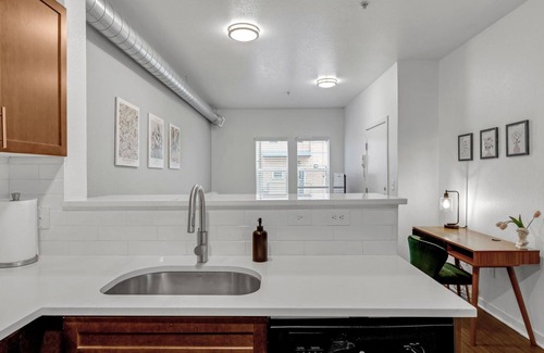 Wonderland Lake Apartment | Modern Apartment with Amenities 102