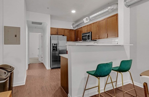 Wonderland Lake Apartment | Modern Apartment with Amenities 102