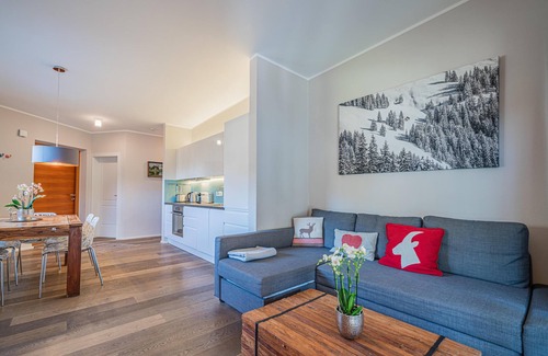 Kitzbuehel Apartment | Modern apartment with mountain view and balcony