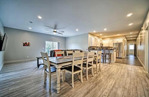 Grass Lake Apartment | Modern Apartment with Deck 3 Miles to Grass Lake!