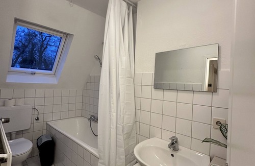 Guetersloh Apartment | Modern Apartment With 2 Queen Sized Beds in Gütersloh