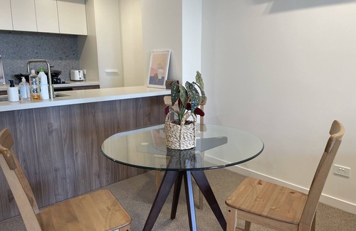 O'Connor Apartment | Modern Apartment with Free Parking - 3 minutes to Canberra CBD