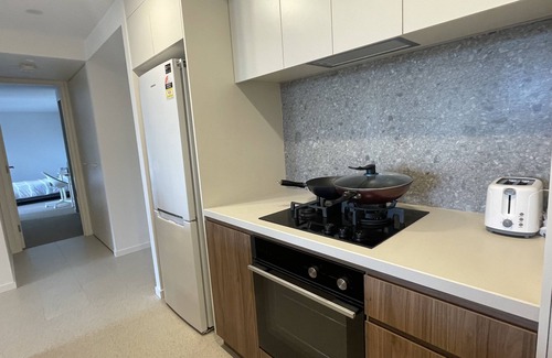 O'Connor Apartment | Modern Apartment with Free Parking - 3 minutes to Canberra CBD