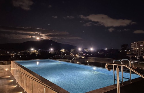 O'Connor Apartment | Modern Apartment with Free Parking - 3 minutes to Canberra CBD