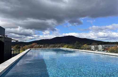 O'Connor Apartment | Modern Apartment with Free Parking - 3 minutes to Canberra CBD