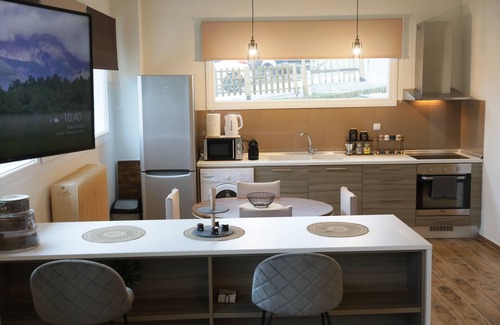 Maniakoi Apartment | Modern apartment with a lake view for a comfortable stay. Easy parking space