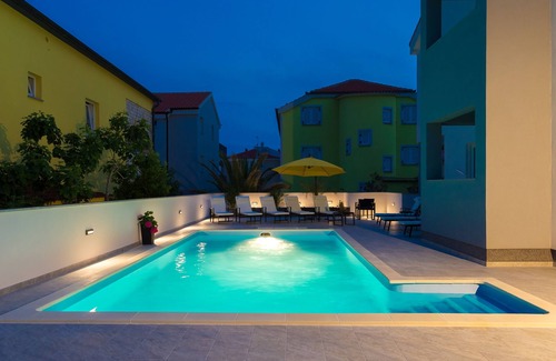 Zrce Apartment | Modern Apartment with Terrace and Pool View