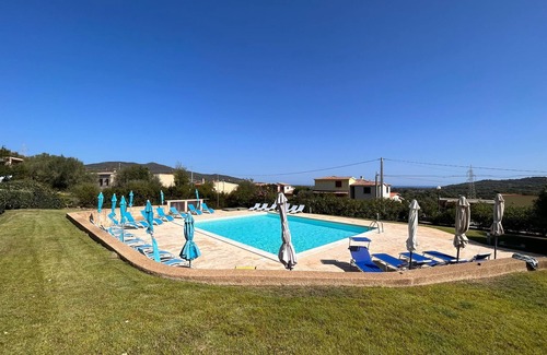 Budoni Apartment | Modern apartment with sea view and pool