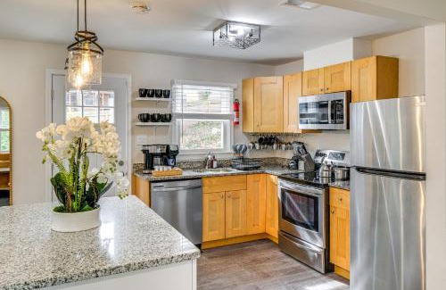 Oxon Hill Apartment | Modern Apt 11 Mi to DC Pets Welcome!