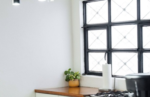 Luis Jimenez Figueroa Apartment | Modern Apt/Centro Historico Oaxaca A/C - WiFi - KS bed