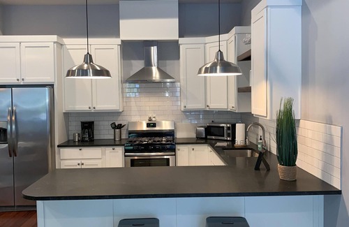 Butchertown Apartment | Modern Apt in Historic Butchertown, Cable/Hulu, 5min dwtn