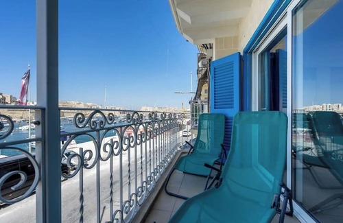 Madliena Apartment | Modern apt Kalkara seafront!