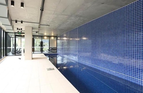 Abbotsford Apartment | Modern Apt Near Yarra River - Parking, WIFI , Pool & Gym.