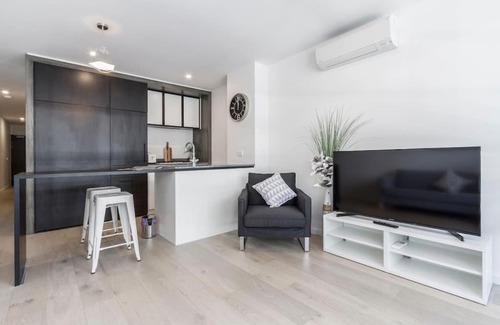 Abbotsford Apartment | Modern Apt Near Yarra River - Parking, WIFI , Pool & Gym.