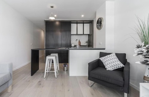 Abbotsford Apartment | Modern Apt Near Yarra River - Parking, WIFI , Pool & Gym.