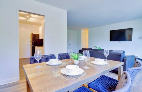 Clarendon Apartment | Modern Apt Steps from Metro & Dining