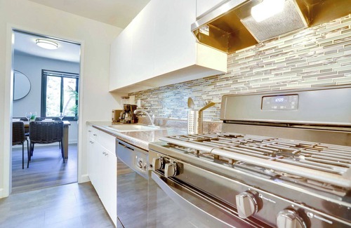 Clarendon Apartment | Modern Apt Steps from Metro & Dining