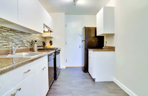 Clarendon Apartment | Modern Apt Steps from Metro & Dining