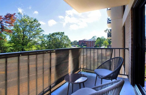 Clarendon Apartment | Modern Apt Steps from Metro & Dining