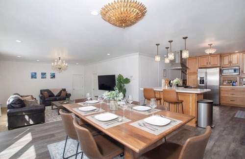 Fairbanks House | Modern Aurora Retreat 5b4b w/Basketball Court