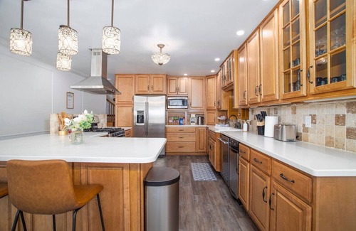 Fairbanks House | Modern Aurora Retreat 5b4b w/Basketball Court