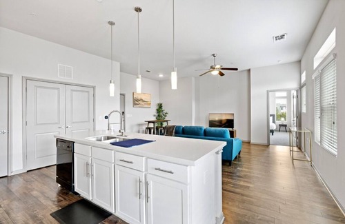 Pleasant Valley Apartment | Modern Austin 2BR 2B Apt. w/Pool, Parking & WIFI