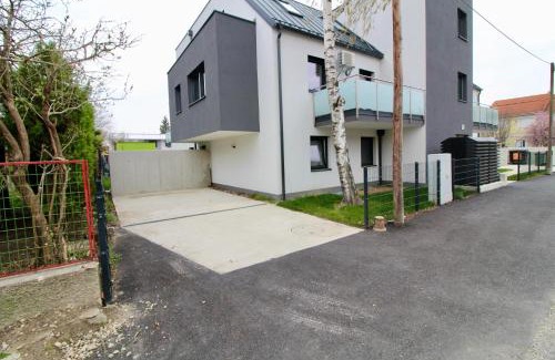 Wittau Apartment | Modern Balcony Apartment with free Parking