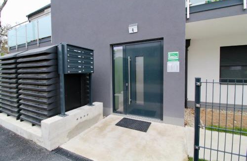 Wittau Apartment | Modern Balcony Apartment with free Parking