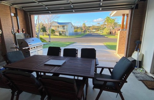 Maloneys Beach House | Modern Beach House Retreat - 3 min walk to beach!