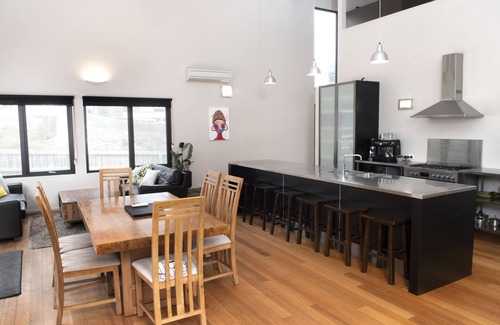 Dodges Ferry House | Modern Beach-House Gem