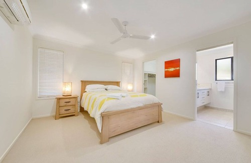 Kinka Beach House | Modern Beach House in A Quiet Location