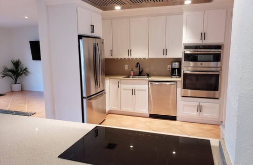 East Boca Raton House | Modern Beach House, Private Screened-in Pool, close to Beach & Restaurants