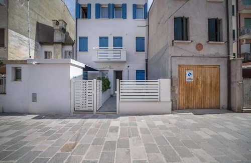 Chioggia Apartment | Modern beachfront apartment with parking