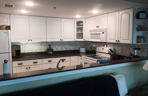 Ono Island Condo | Modern Beachfront Corner balcony , 2 Kings, 60" TV/XBox n4th FL, hear the waves