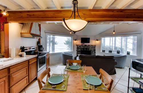 Yachats Cabin | Modern beachfront cabin south of Yachats - lovely ocean views, deck & firepit
