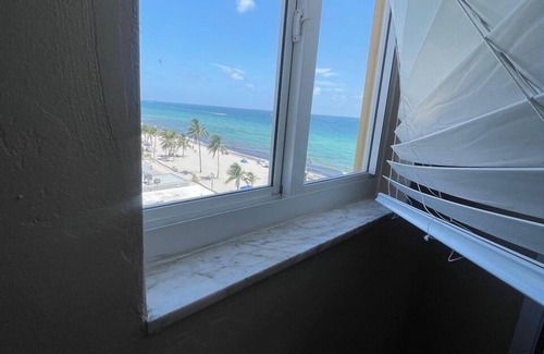 Hollywood Apartment | Modern Beachfront Suite at Hollywood Broadwalk
