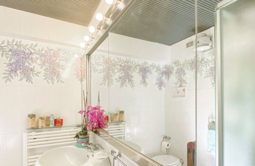 Parma Bed & Breakfast | Modern bedroom with bathroom in a XIX Century villa at VILLA SPERANZA
