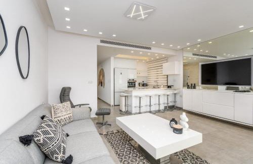 Kerem HaTeimanim Apartment | Modern black & white by SeaU TLV