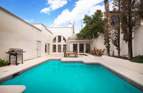 Medical Center District House | Modern Boho 5BR W Pool+Six flags