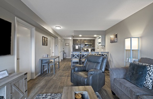 Branson West Condo | Modern Branson Condo in Notch- 2 miles from SDC with outdoor pool