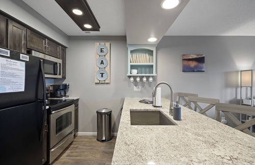 Branson West Condo | Modern Branson Condo in Notch- 2 miles from SDC with outdoor pool
