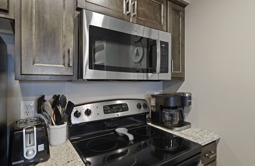 Branson West Condo | Modern Branson Condo in Notch- 2 miles from SDC with outdoor pool