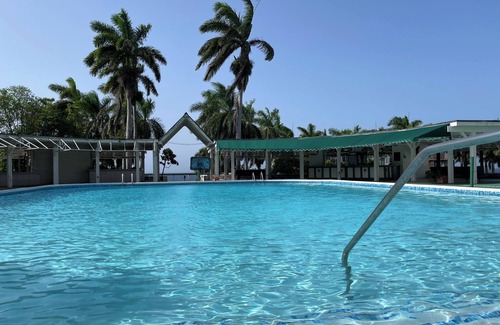 Montego Bay Apartment | Modern breezy beach apartment with sea view