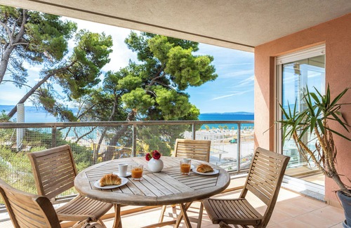 Znjan Apartment | Modern, bright and spacious two bedroom apartment in Split next to Znjan beach.