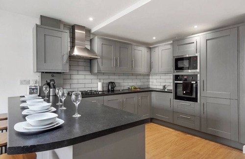 Staple Hill Apartment | Modern Bristol Abode - Parking and Garden