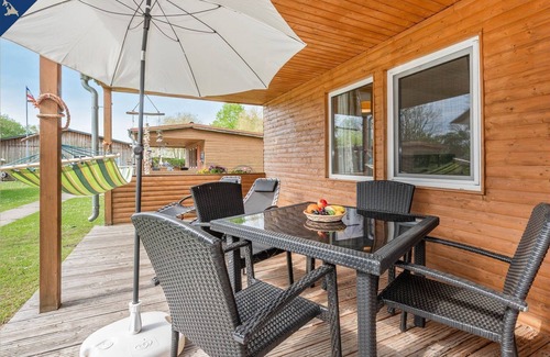 Luetow Apartment | Modern bungalow in Lütow on the Achterwasser with terrace and jetty access -