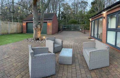 Christchurch House | Modern Bungalow, private gated entrance and garden.